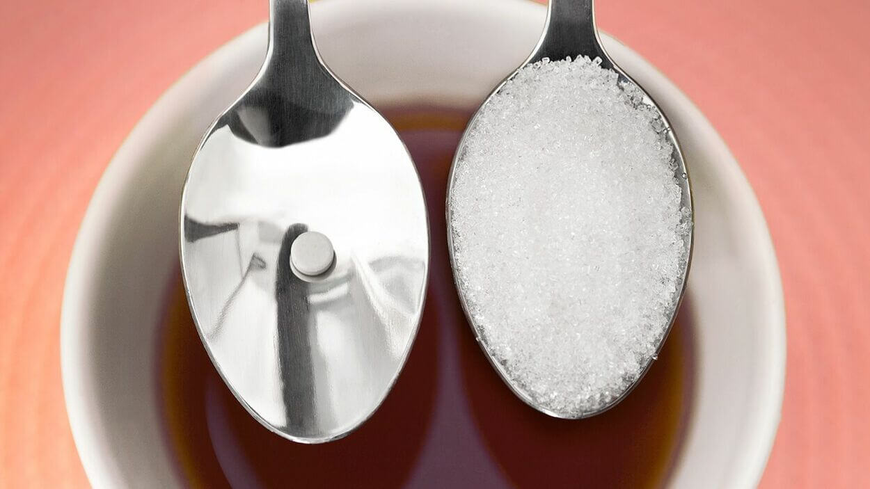 Image of sugar in a spoon.